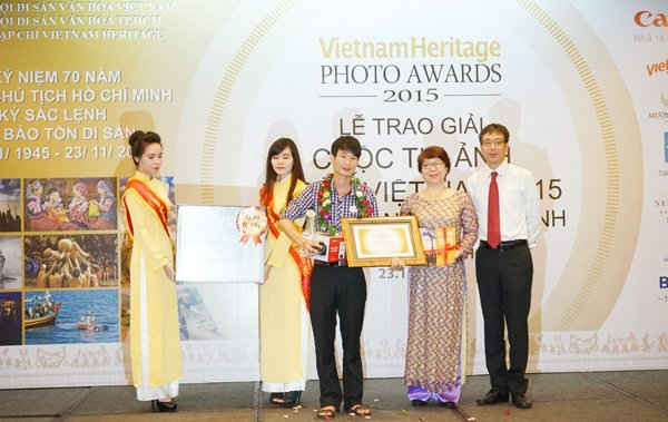 Ban tổ chức cuộc thi ảnh Di sản 2015 trao tặng giải nhất cho nghệ sỹ nhiếp ảnh Phạm Ngọc Bằng (Lào Cai) với bộ ảnh