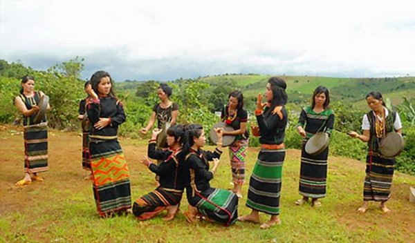 Đội chiêng nữ M’nông ở bon B Prâng, xã Đắc Ndrung, Đắc Song, Đắc Nông