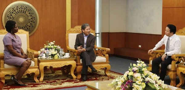 Thứ trưởng Bộ TN&MT Trần Hồng Hà (bên phải) phát biểu tại buổi làm việc