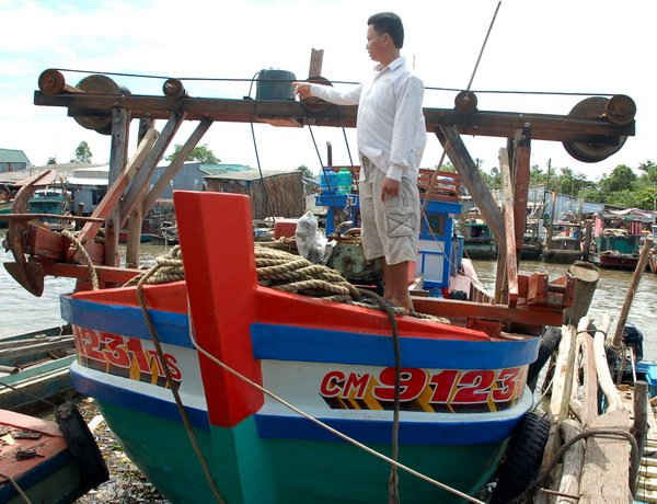 Ông Huỳnh Quốc Nam trên chiếc tàu cá của mình: Dàn lô kéo ốc  bị tàu của ông Lê Thanh Toàn đâm gãy đã được sửa lại với chi phí hàng chục triệu đồng. 