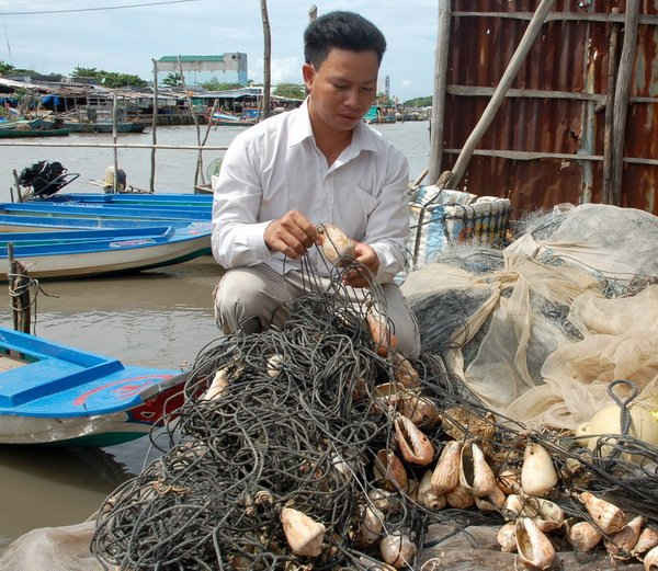 Ông Huỳnh Quốc Nam trên chiếc tàu cá của mình: Dàn lô kéo ốc  bị tàu của ông Lê Thanh Toàn đâm gãy đã được ông Nam làm lại với chi phí hàng chục triệu đồng. Hiện sự việc vẫn chưa được cơ quan chức năng giải quyết. 