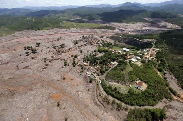 Trận lở bùn đã khơi lại những lời kêu gọi về phương pháp an toàn hơn để xử lý hàng triệu tấn rác thải quặng được giữ lại bởi các con đập nhân tạo. Ảnh: Ricardo Moraes / Reuters