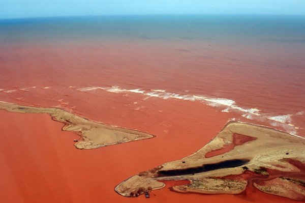 Sông Doce nhuốm màu bởi chất thải độc hại. Ảnh: Fred Loureiro / AFP / Getty Images