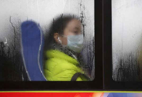 Một hành khách đeo khẩu trang ngồi trên xe buýt trong giờ cao điểm buổi sáng tại Bắc Kinh, Trung Quốc vào ngày 13/11/2015. Ảnh: Reuters / Jason Lee