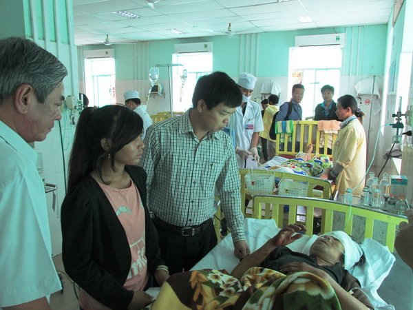 Đại diện Ban An toàn giao thông tỉnh Gia Lai thăm hỏi bệnh nhân bị thương.