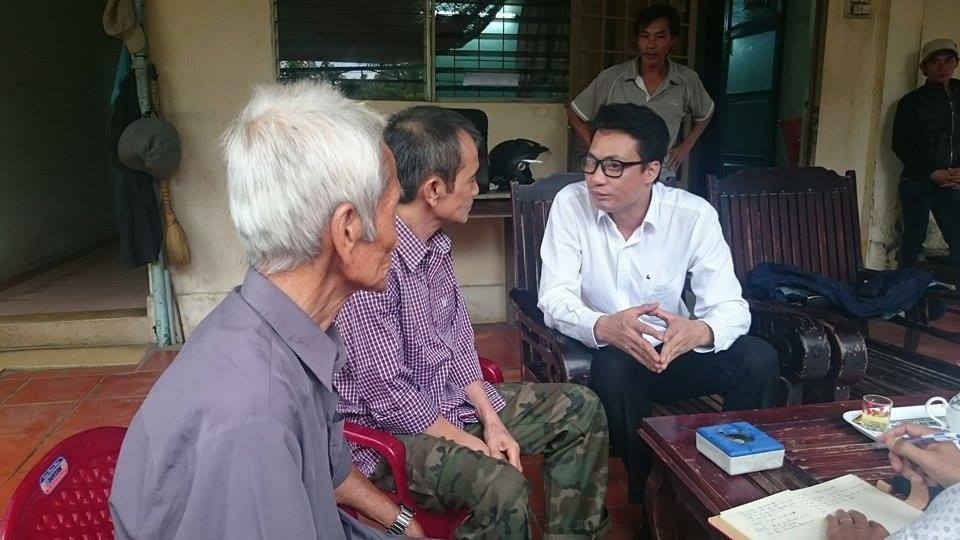 Luật sư Nguyễn Văn Quynh (bên phải) trao đổi với gia đình ông Huỳnh Văn Nén