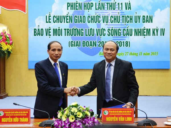 Cuối phiên họp, đã tổ chức Lễ chuyển giao chức vụ Chủ tịch Ủy ban BVMT lưu vực sông Cầu cho Chủ tịch UBND tỉnh Bắc Ninh. 