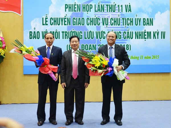 Thứ trưởng Bộ TN&MT Nguyễn Thái Lai tặng hoa chúc mừng nguyên Chủ tịch và tân Chủ tịch Ủy ban BVMT lưu vực sông Cầu 