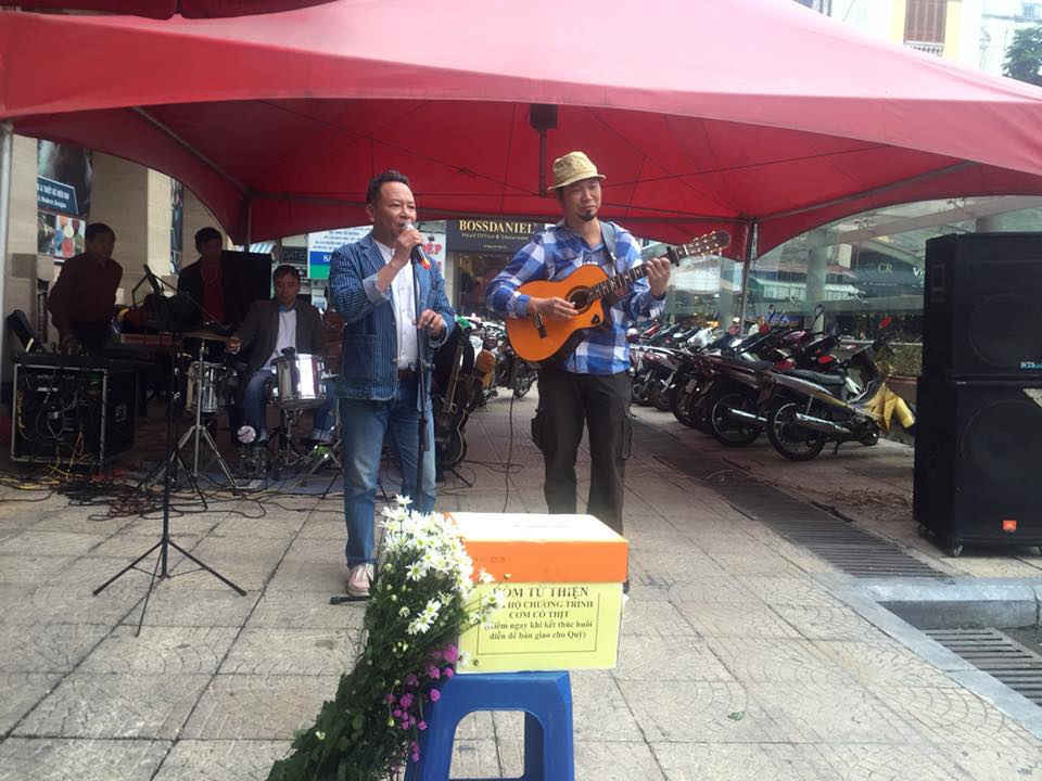 Ban nhạc đường phố BMC tham gia chợ phiên với các tiết mục biểu diễn ấn tượng