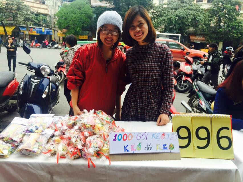 Gian hàng kẹo đổi kẹo với 30 ngàn  đồng mua 1 gói kẹo, khách tham quan sẽ góp tương ứng 1 gói kẹo cho dự án 1000 gói kẹo cho trẻ em vùng núi
