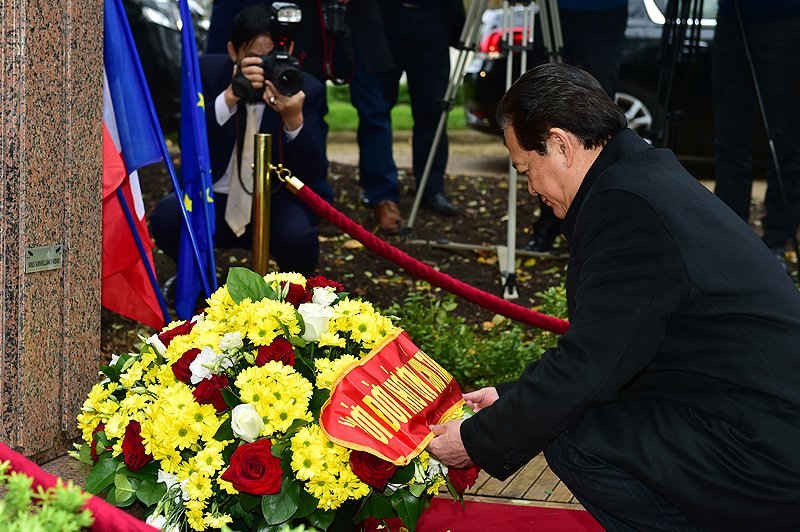 Ngay sau khi tới Paris, Thủ tướng Nguyễn Tấn Dũng đã tới dâng hoa tại Khu tưởng niệm Chủ tịch Hồ Chí Minh ở thành phố Montreuil.