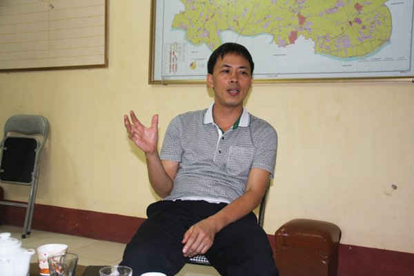 Trưởng phòng Tài nguyên và Môi trường huyện Đông Hưng Vũ Quý Nhật trả lời phỏng vấn nhóm phóng viên báo TN&MT