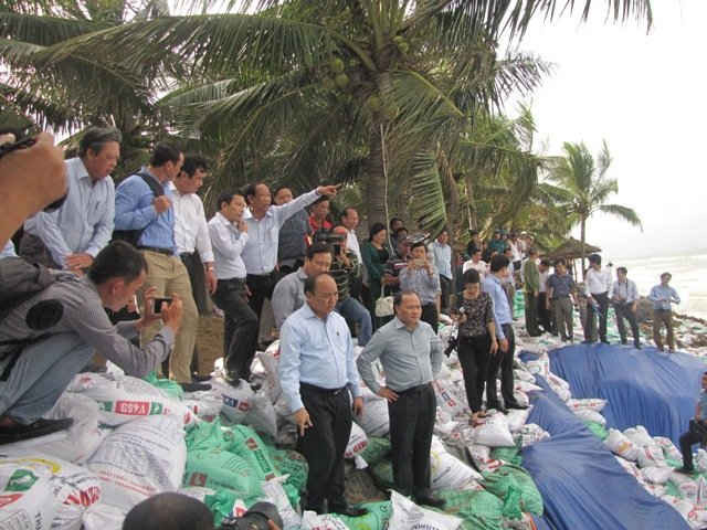 Phó Thủ tướng Nguyễn Xuân Phúc  kiểm tra tình hình sạt lở tại khu vực bờ biển TP. Hội An