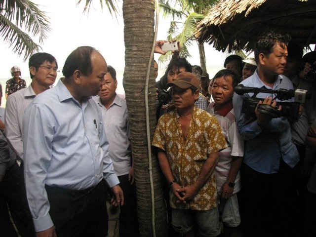 Phó Thủ tướng Nguyễn Xuân Phúc  nghe ý kiến người dân về tình hình sạt lở bờ biển Hội An