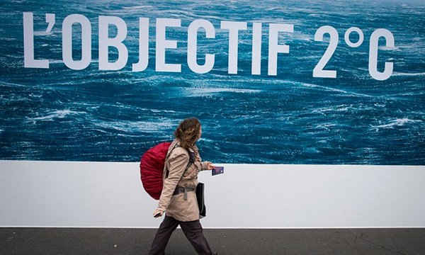  Hội nghị thượng đỉnh tại Paris (COP21) nhằm đảm bảo một thỏa thuận cắt giảm khí thải toàn cầu để hạn chế sự nóng lên toàn cầu đến 2 độ C. Ảnh: Ian Langsdon / EPA