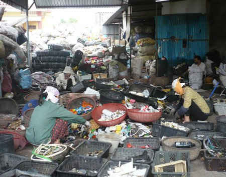 Tái chế nhựa tại làng nghề tái chế nhựa Minh Khai (Hưng Yên). Ảnh minh họa