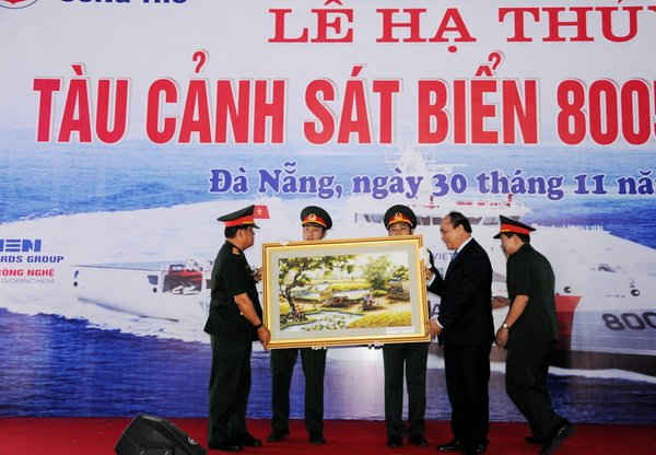 Phó Thủ tướng Nguyễn Xuân Phúc tặng quà lưu niệm cho Tổng công ty Sông Thu 