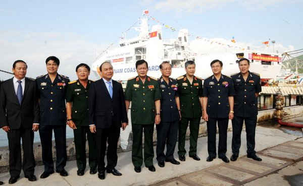 Phó Thủ tướng Nguyễn Xuân Phúc chụp ảnh lưu niệm cùng các đại biểu 