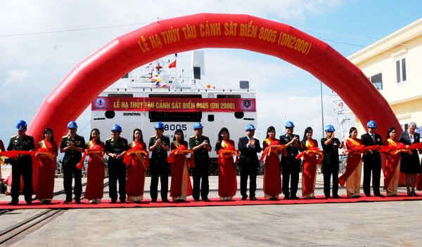 Phó Thủ tướng Nguyễn Xuân Phúc, Thượng tướng Nguyễn Thành Cung cùng các đại biểu cắt băng hạ thủy tàu Cảnh sát biển 8005 