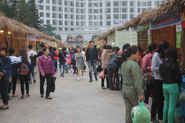 Dù đã bước sang ngày thứ tư nhưng Hội chợ vẫn thu hút rất đông khách thăm quan.