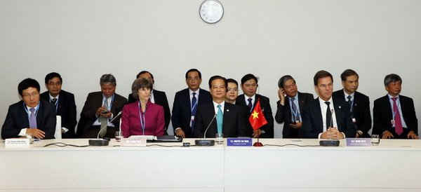 Thủ tướng Việt Nam Nguyễn Tấn Dũng, Thủ tướng Hà Lan Mark Rutte và bà Laura Tusk, Phó Chủ tịch Ngân hàng Thế giới (WB) chủ trì phiên đối thoại