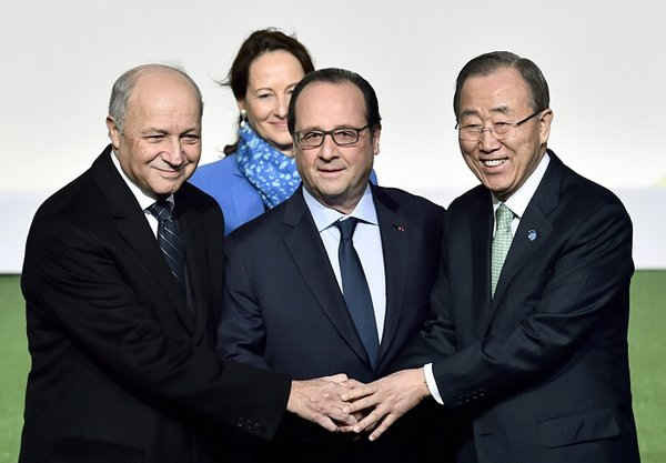 Tổng thống Pháp François Hollande (ở giữa) cùng với Tổng Thư ký Liên Hiệp Quốc Ban Ki Moon (bên phải), Bộ trưởng Bộ Ngoại giao Pháp Laurent Fabius (bên trái) và bà Ségolène Royal, Bộ trưởng Bộ Sinh thái, Năng lượng và Phát triển bền vững trong thời gian chờ đợi trước khi COP21 diễn ra ở Le Bourget, Paris vào ngày 30/11. Hội nghị thượng đỉnh về BĐKH của LHQ là Hội nghị thượng đỉnh lần thứ 21 các bên tham gia Công ước khung của Liên hợp quốc về biến đổi khí hậu (COP21) được gọi chung là cuộc đàm phán khí hậu của LHQ hoặc 'Paris 2015'. Ảnh: Loic Venance / AP