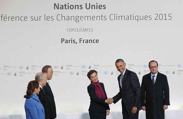 Tổng thống Mỹ Barack Obama bắt tay bà Christiana Figueres. Ảnh: Christophe Ena / AFP / Getty Images