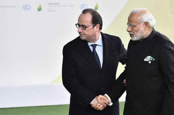 Tổng thống Pháp Francois Hollande (bên  trái) đón chào Thủ tướng Ấn Độ Narendra Modi tại COP21. Ảnh: Loic Venance / AFP / Getty Images