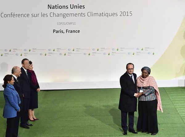 Tổng thống Pháp Hollande chào đón Chủ tịch Ủy ban Liên minh châu Phi Nkosazana Dlamini-Zuma khi bà đến tham dự ngày khai mạc của COP21. Ảnh: Loic Venance / AFP / Getty Images