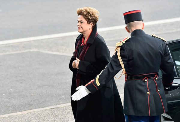 Tổng thống Brazil Dilma Vana Rousseff đến tham dự lễ khai mạc của COP21. Ảnh: Loic VENANCE / POOL / EPA