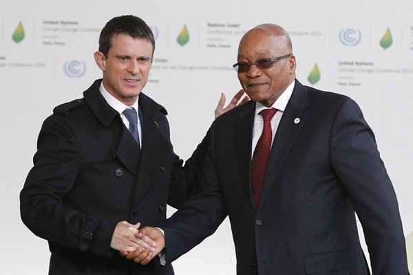 Tổng thống Nam Phi Jacob Zuma (bên phải) được Thủ tướng Pháp Manuel Valls chào đón tại COP21. Ảnh: Christophe Ena / AP