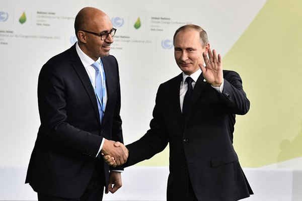 Tổng thống Nga Vladimir Putin bắt tay Ngoại trưởng Pháp về các vấn đề châu Âu Harlem Desir khi ông tham dự lễ khai mạc COP21. Ảnh: Loic Venance / AFP / Getty Images