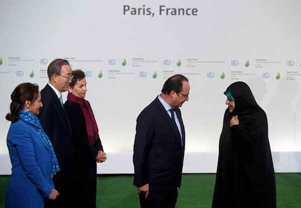 Tổng thống Hollande chào đón Phó Tổng thống Iran Masoumeh Ebtekar tại phiên khai mạc COP21. Ảnh: Christian Hartmann / Reuters