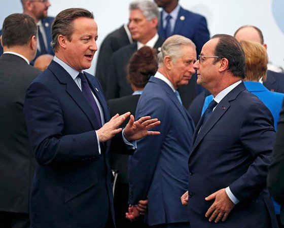 Thủ tướng Anh David Cameron nói chuyện với Tổng thống Pháp Hollande khi Hoàng tử Charles đi qua tại lễ khai mạc COP21. Ảnh: Jacky Naegelen / Reuters