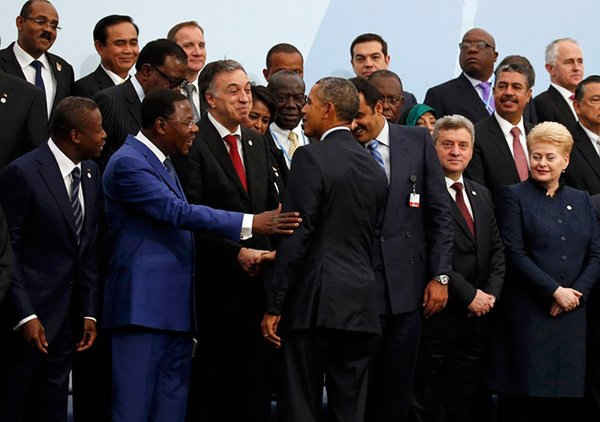 Tổng thống Mỹ Barack Obama cùng với các nhà lãnh đạo khác trên thế giới trong “bức ảnh gia đình COP21 tại Paris năm 2015”. Ảnh: Jacky Naegelen / Reuters
