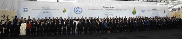 Bức ảnh hoàn hảo chụp hơn 150 nhà lãnh đạo thế giới tham dự COP21 ở Le Bourget, Paris. Ảnh: Martin Bureau / AFP / Getty Images