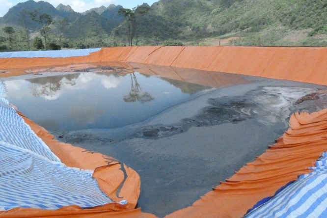 Ao chứa nước thải của Cơ sở Thu Thủy chỉ được lót bạt tạm thời, nguy cơ cao gây ô nhiễm môi trường