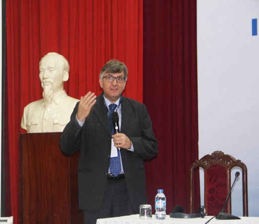 TS Wilfried Kraus, đại diện Bộ Giáo dục và Nghiên cứu CHLB Đức phát biểu tại hội thảo
