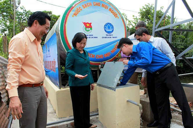 Bồn nước trung gian và trạm bơm được lắp đặt tại nhà ông Lại Khánh Trắng (ấp 3, xã Phong Phú, huyện Bình Chánh) cung cấp nước sạch cho khoảng 40 hộ dân xung quanh 