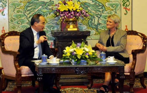 Chủ tịch Ủy ban Trung ương MTTQ Việt Nam Nguyễn Thiện Nhân tiếp thân mật bà Anne Maria Helland, Tổng Thư ký toàn cầu của Tổ chức Bắc Âu (NCA). 