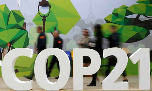 Các đại biểu đi qua biểu tượng (logo) COP21 ở Le Bourget, Paris, Pháp. Ảnh: Stephane Mahe / Reuters