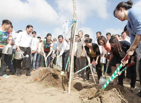 Phó Chủ tịch Quốc hội Nguyễn Thị Kim Ngân và các đại biểu cùng trồng cây xanh tại khu di tích đường Hồ Chí Minh trên biển thuộc huyện Thạnh Phú, Bến Tre