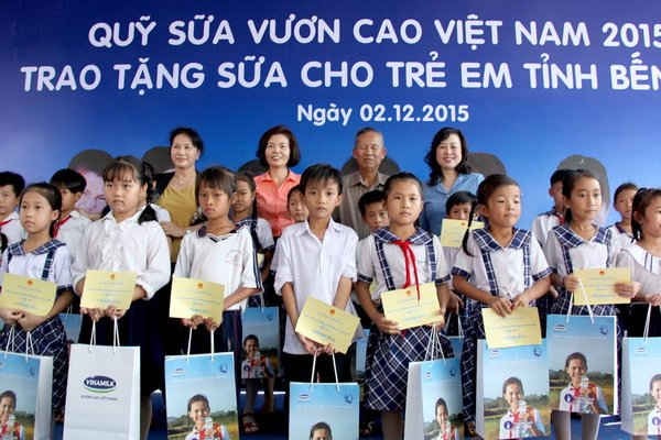 Các đại biểu và Quỹ Bảo trợ trẻ em Việt Nam trao tặng sữa cho các em học sinh tỉnh Bến Tre. 