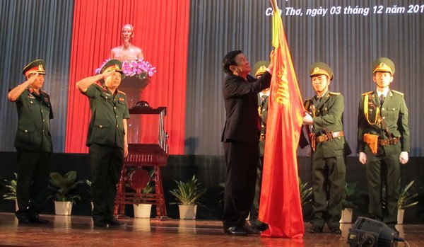 Thực hiện nghi lễ gắn Huân chương Quân Công hạng Nhất lên quốc kỳ LLVT Quân khu 9 