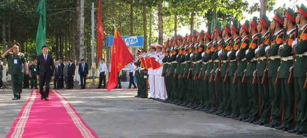 Chủ tịch nước Trương Tấn Sang duyệt đội danh dự Quân khu 9 