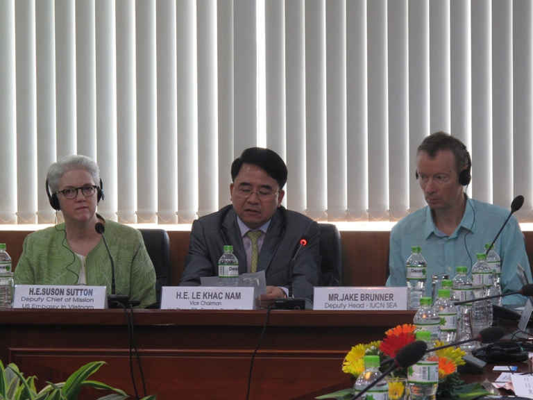 Bà Susan Sutton - Phó Đại sứ Hoa Kỳ , Đại sứ quán Hoa Kỳ tại Việt Nam (ngoài cùng bên trái) cho biết: cuộc họp sẽ thảo luận việc thiết kế bộ tiêu chuẩn cấp chứng chỉ dành cho các du thuyền phù hợp với tiêu chí của Hội đồng Du lịch bền vững Toàn cầu