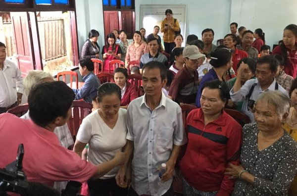 Ông Huỳnh Văn Nén và gia đình tại buổi công khai xin lỗi sáng 3/12 