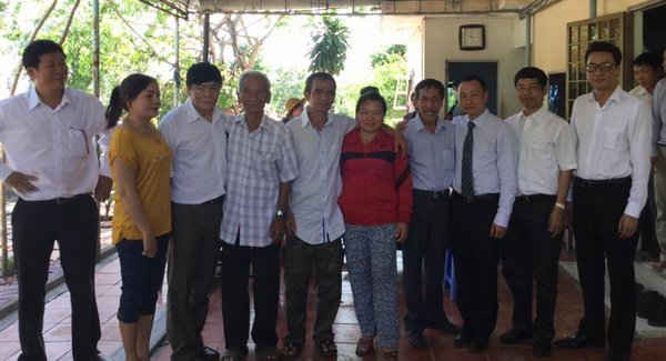 Các luật sư với ông Huỳnh Văn Nén và gia đình