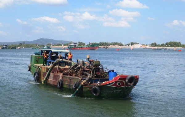 Lực lượng chức năng lai dắt phương tiện khai thác cát trái phép về cảng Hà Lộc