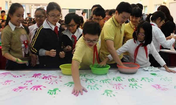 Trẻ em thích thú tham gia "Ngày hội sống xanh"